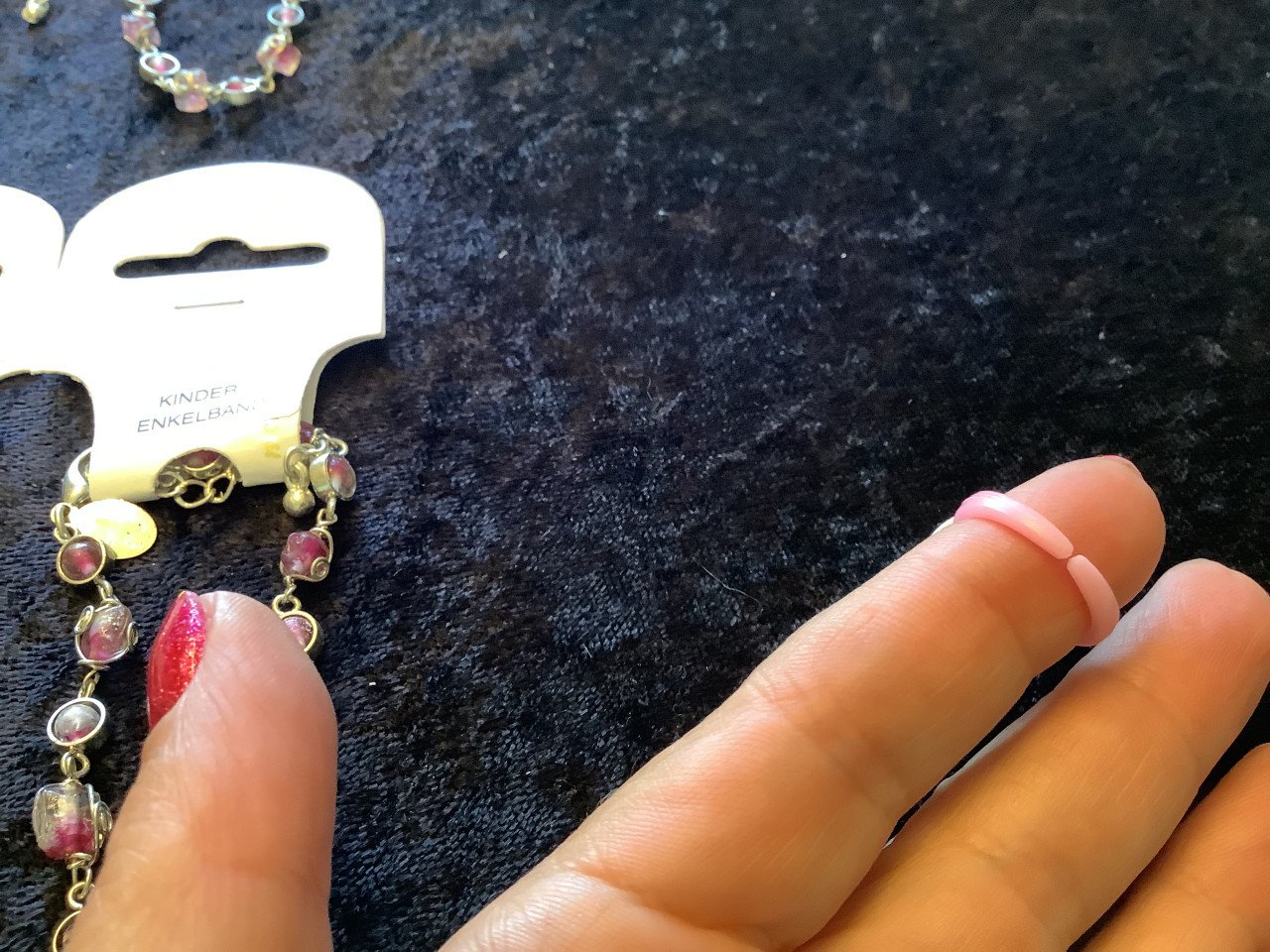 Partij kinder enkelbandjes en kinder ringen. ( partij 139)