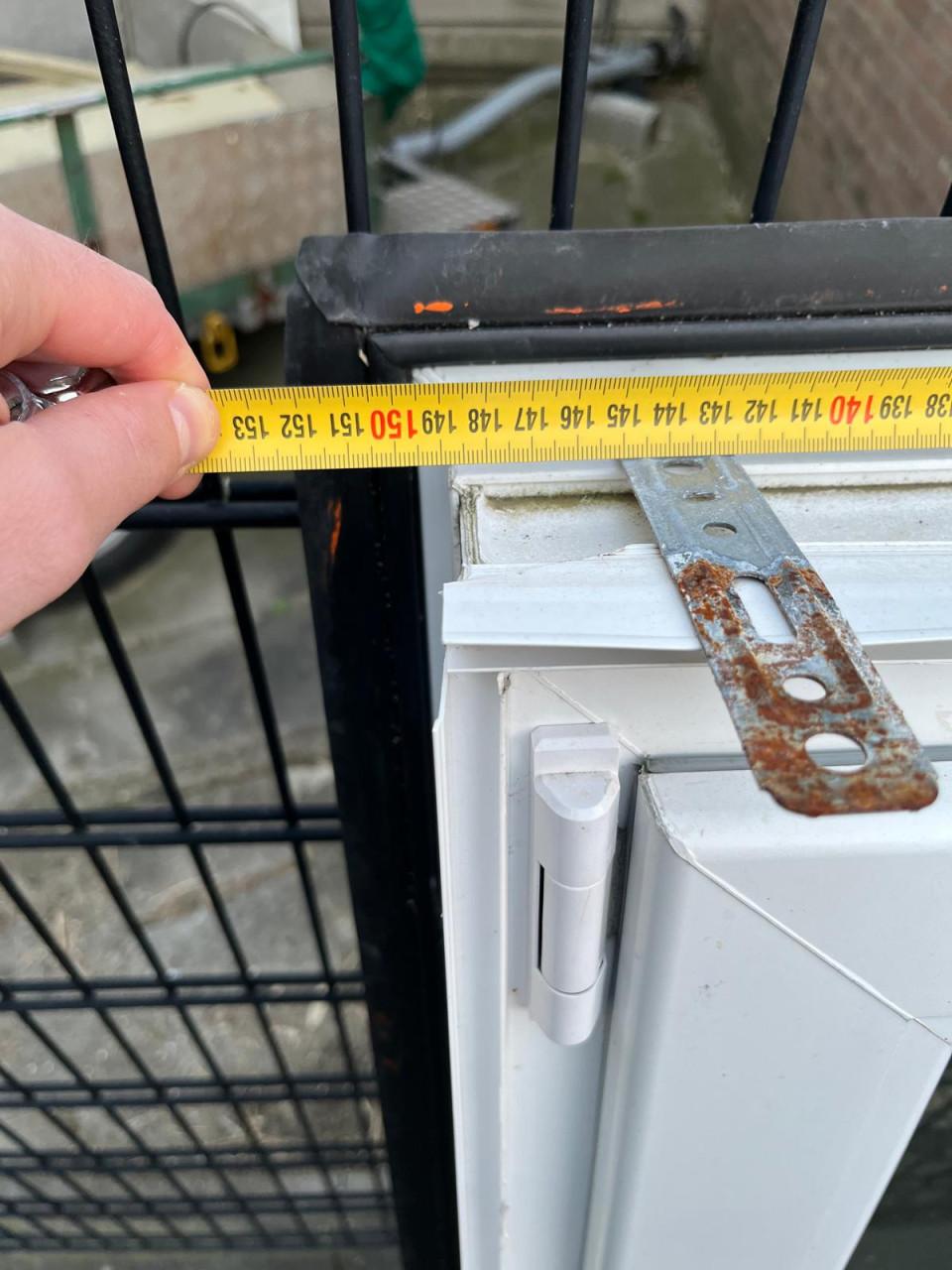 Kunststof kozijn met draai-kiepraam (dubbel glas) | 153x131 cm