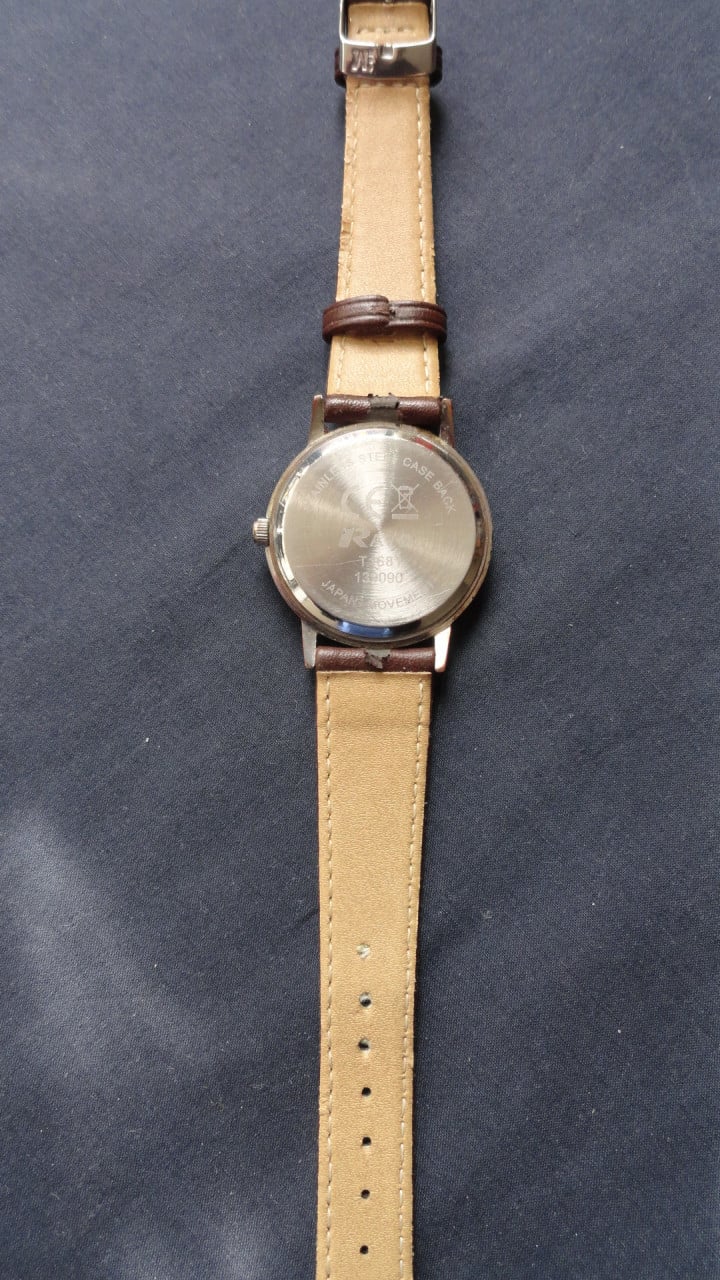 Ravel horloge met grote zwarte cijfers op een witte ondergrond. Ideaal voor