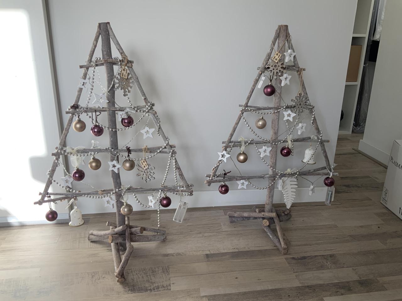 Houten kerstboom met verlichting