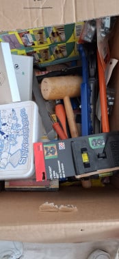2 dozen met diverse gereedschappen