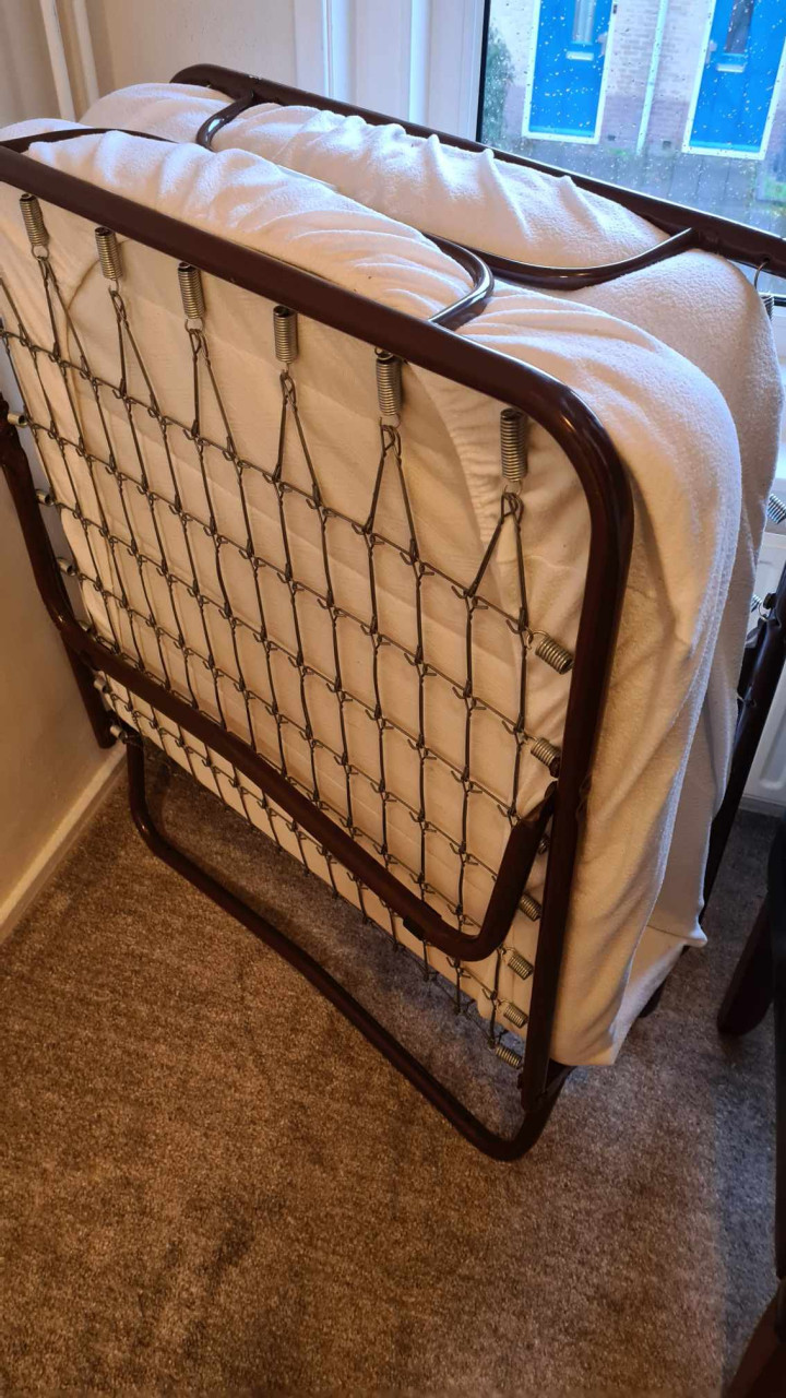 Logeer bed inklapbaar in goed staat-185X80-met matras-zonder wieletjes