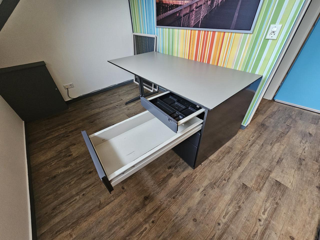 Functioneel bureau met ladenblok