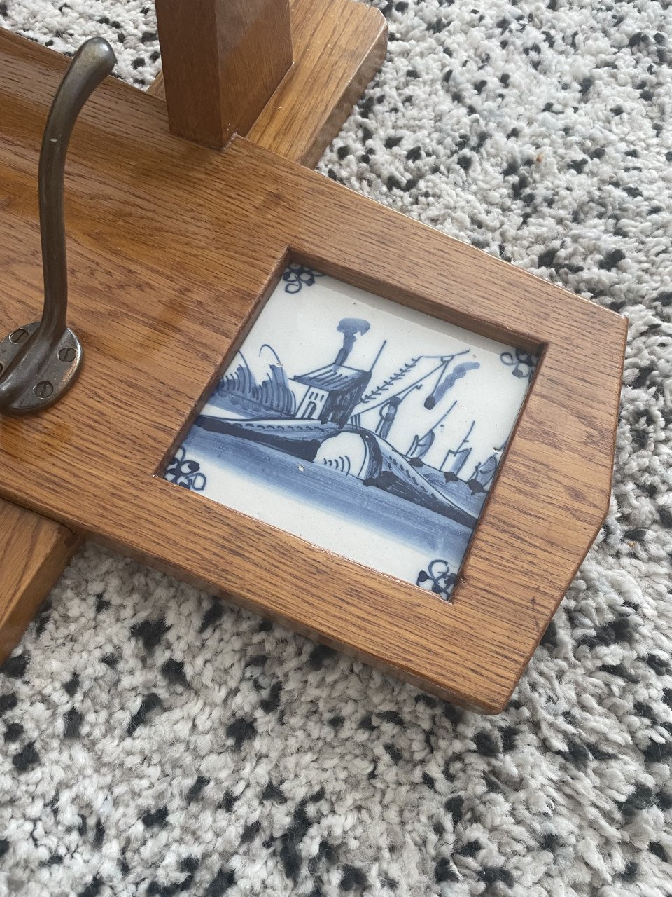 Unieke vintage kapstok met 2 delftsblauwe tegeltjes