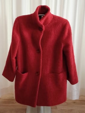 Prachtige rode wollen jas