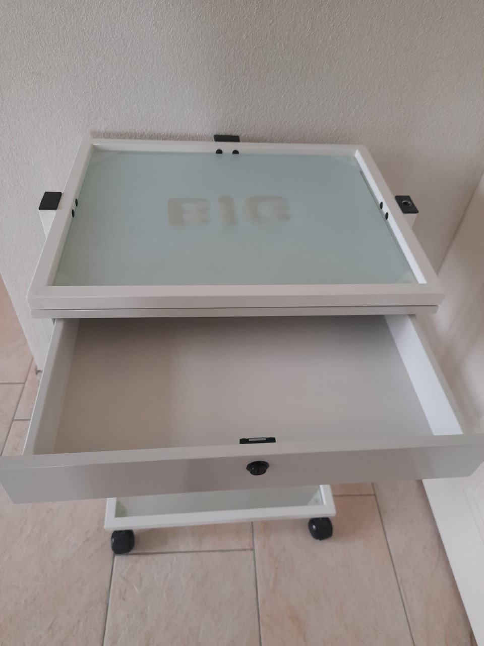 Kaptafel / Make up tafel op wielen (47 x 60 x 80H) in goede nette staat!