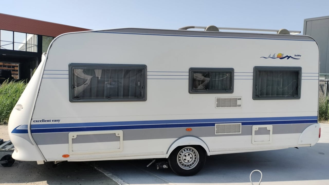 Hobby 460 (2003) met mover en voortent