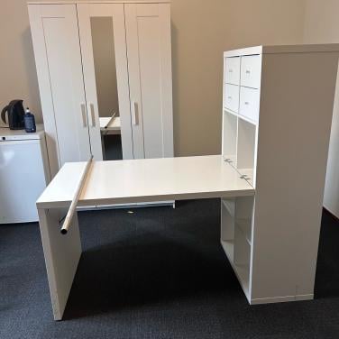 Ikea bureau + kallaxkast