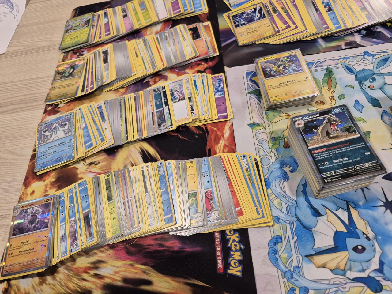 Mooie partij van 800+ pokemon kaarten. Glimmende & normale