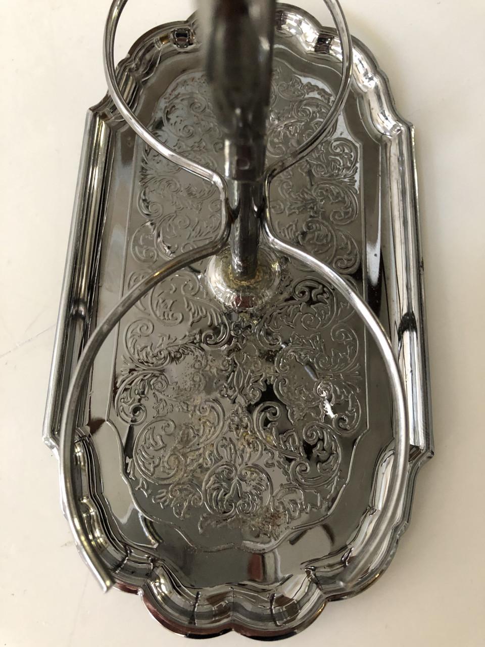 Mooi brocante olie/azijn stelletje in bewerkt metalen houdertje