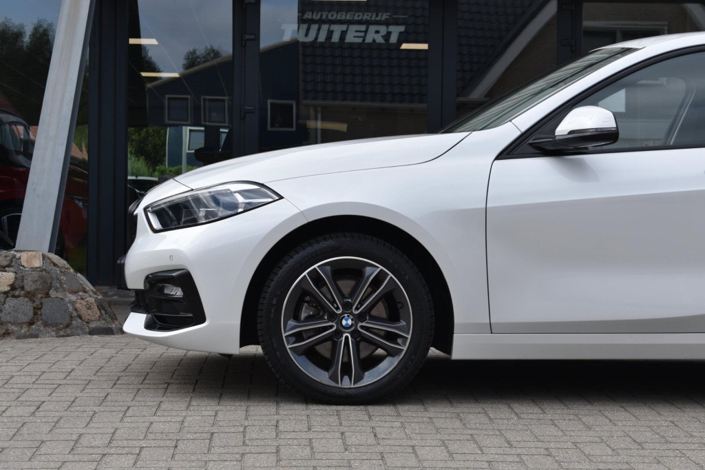 BMW 1 Serie 118i sport line | stoelverwarming | apple carplay | android aut