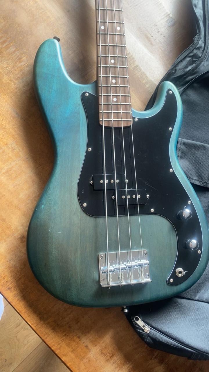 Fazley Outlaw Peacemaker Basic Blue  elektrische basgitaar met gigbag