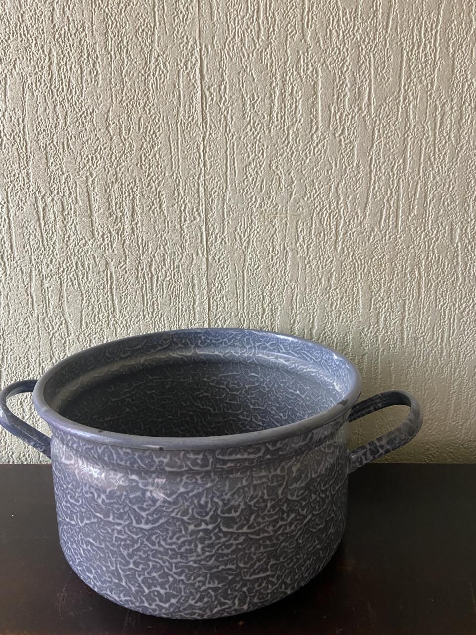 Collectie grijs gewolkte emaille pannen / vintage keukengoed.