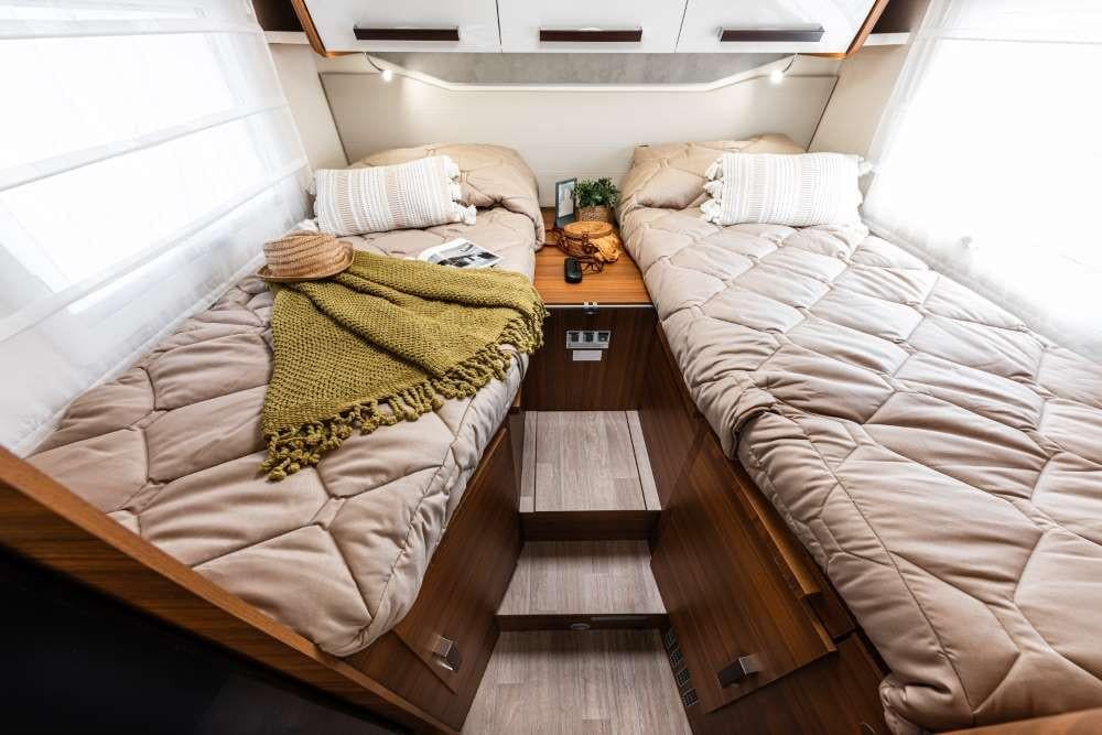 Elnagh Baron 65 - Luxe alkoof met lengtebedden - Zonnepaneel - 2023