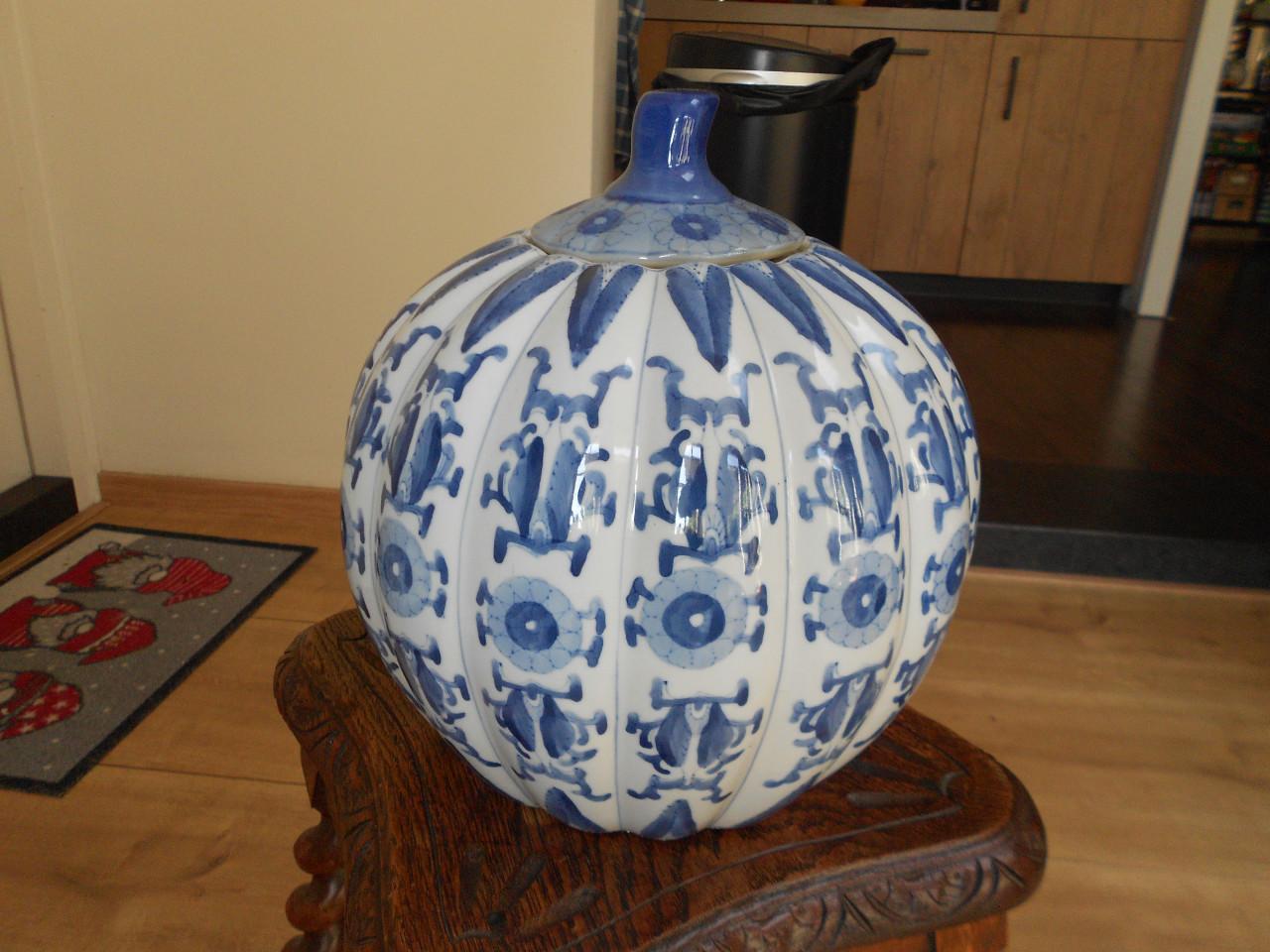 Vintage gember pot made in china.