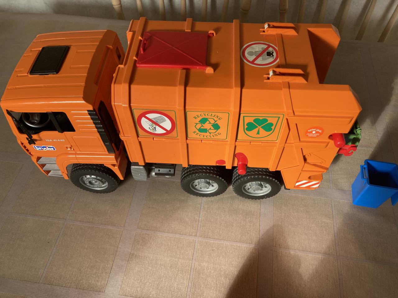 Bruder vuilnisauto compleet met 2 kliko' s voor de jonge werkmannen