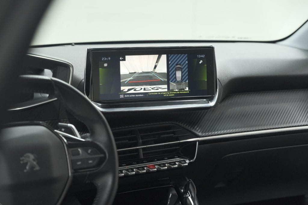 Peugeot 208 puretech 100 eat8 allure | camera | apple carplay | navigatie |