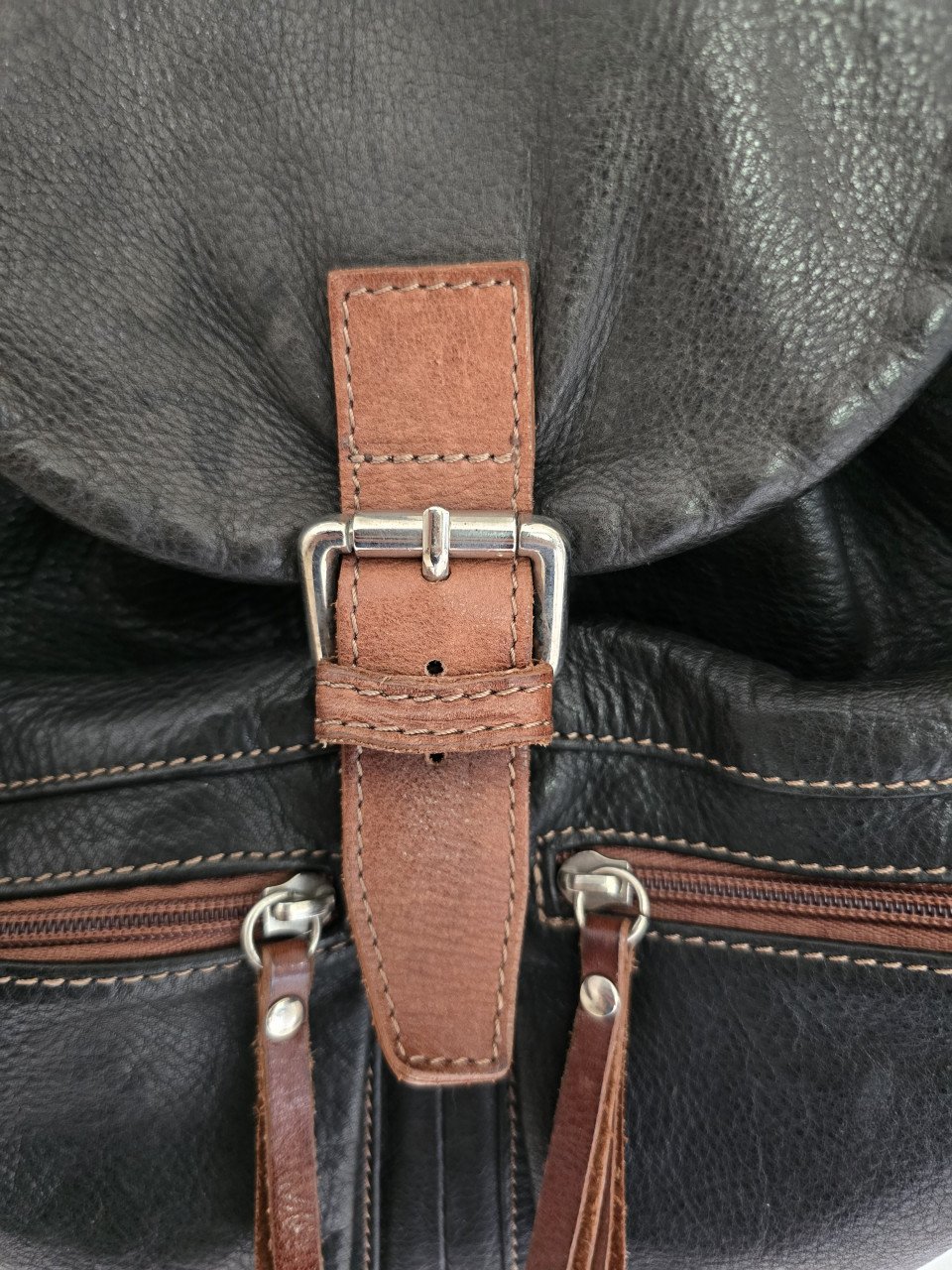 Zwarte leren rugzak met bruine accenten