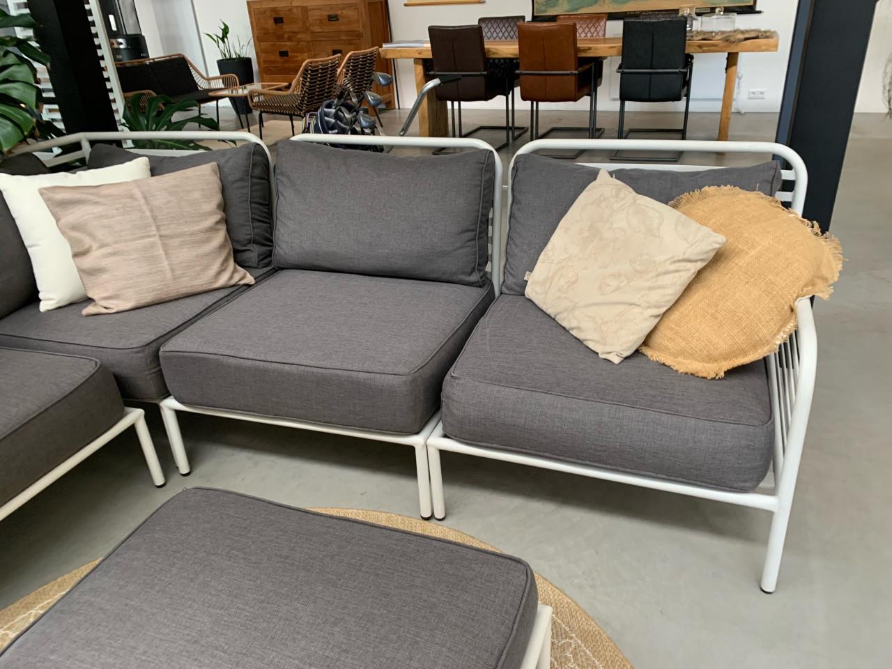 Loungeset alminium met hele dikke kussens en tafel tevens poef