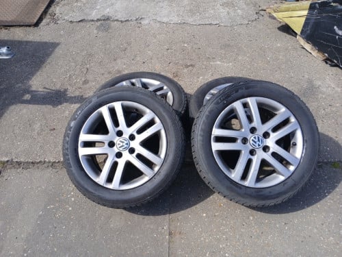 Velgen met banden volkswagsn