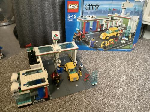 Complete Lego City tankstation set 7993. Inclusief doos en boekjes