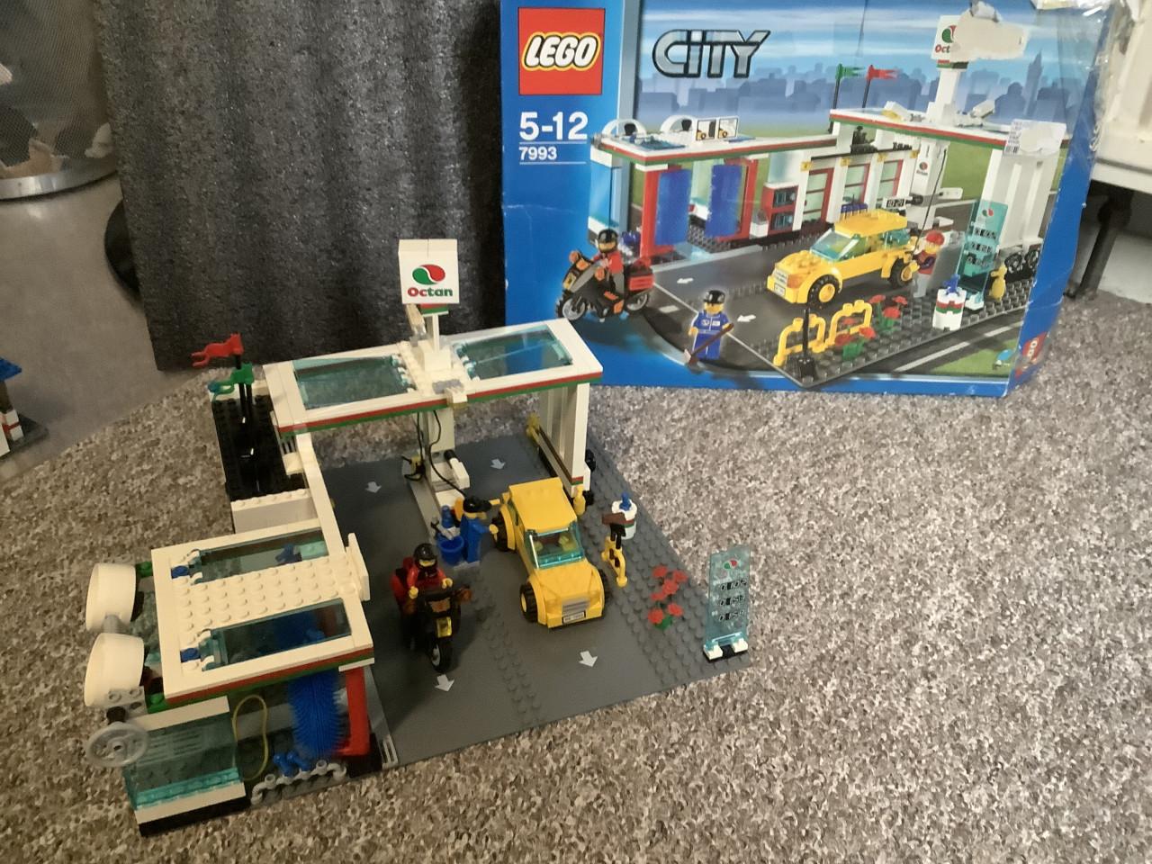 Complete Lego City tankstation set 7993. Inclusief doos en boekjes