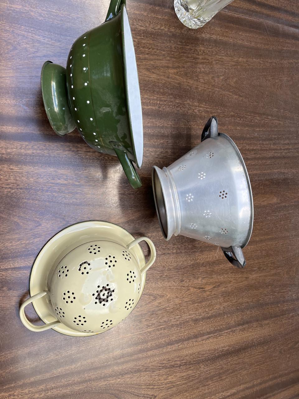 Drie mooie retro Vergieten/ vergiet