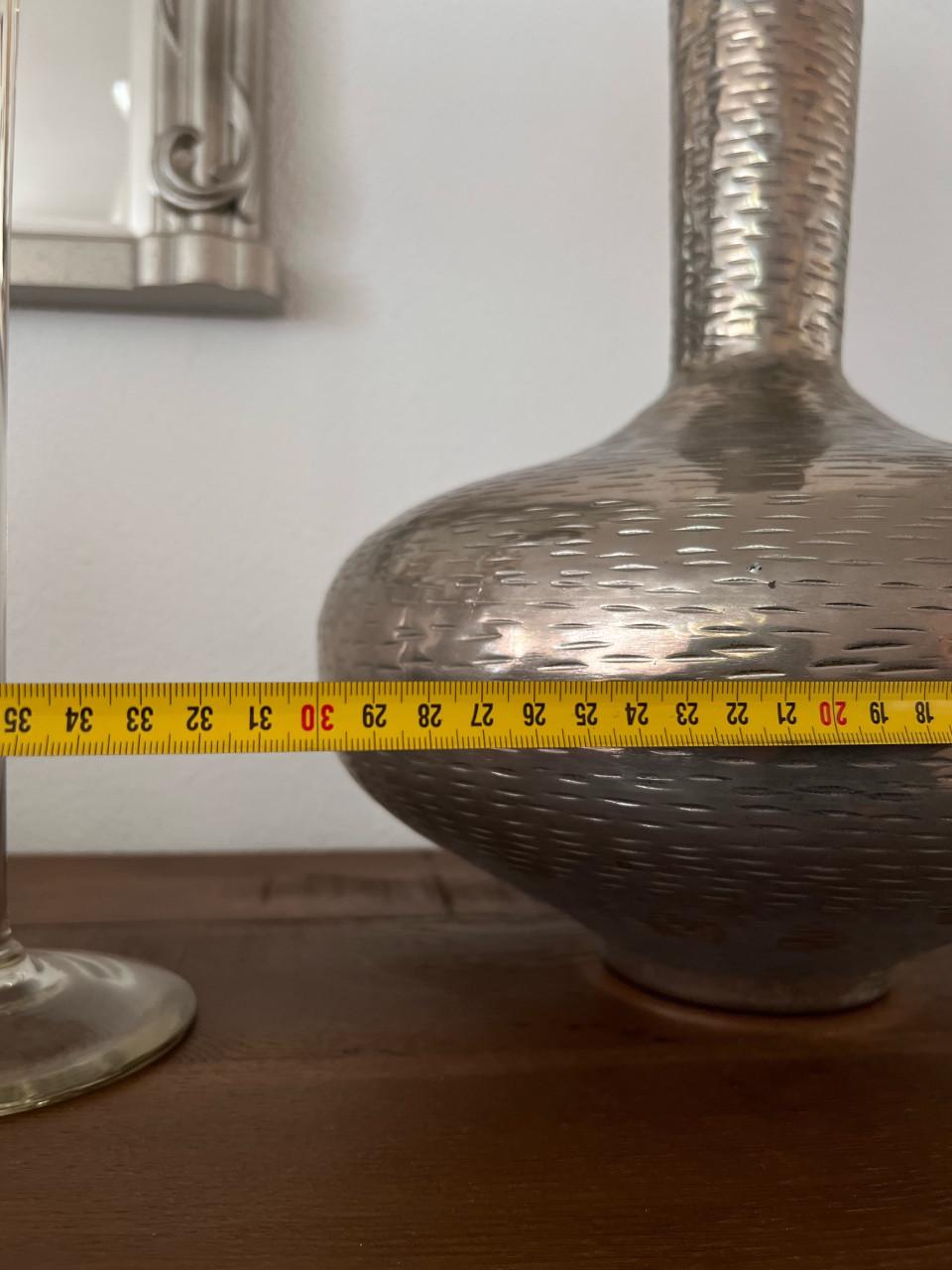 Grote zilverkleurige vaas met gehamerde textuur
