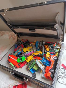 Koffertje met veel kleine autootjes