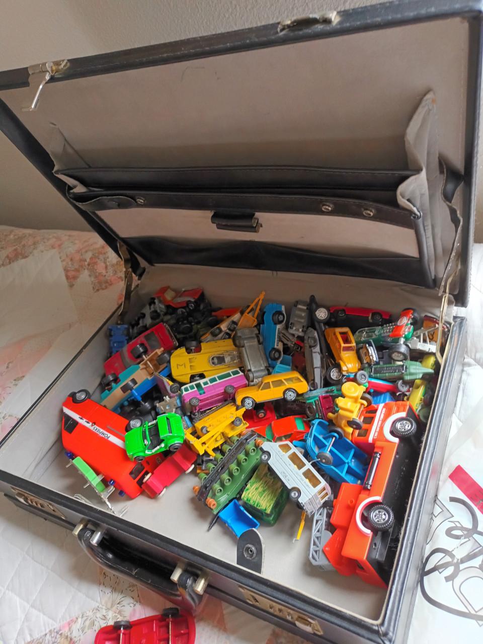 Koffertje met veel kleine autootjes