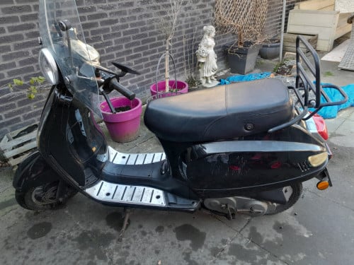 Zwarte Scooter TURBHO.