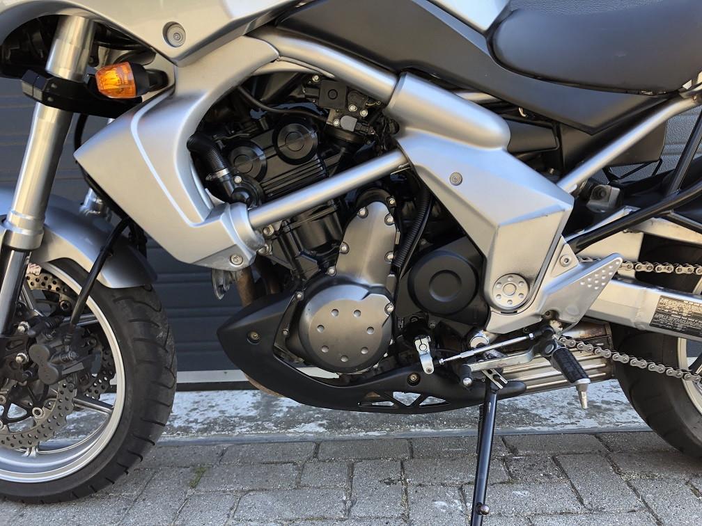 Keurige middenklasse Versys 650 '07 met 45dkm, veel Givi extra's €3250,-