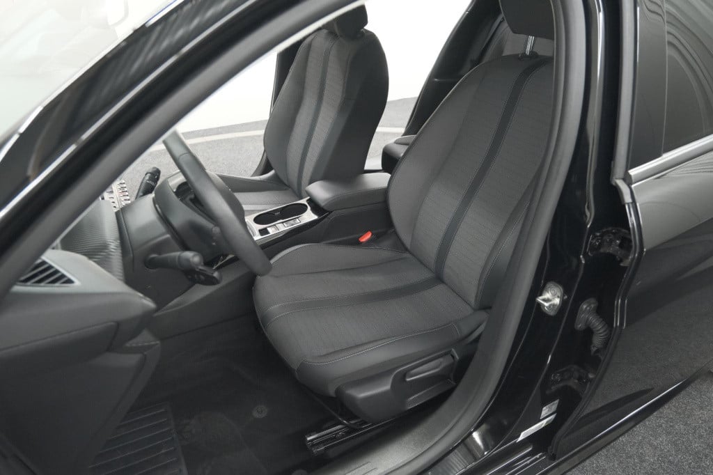 Peugeot 208 puretech 100 allure pack | camera | apple carplay | stoelverwar