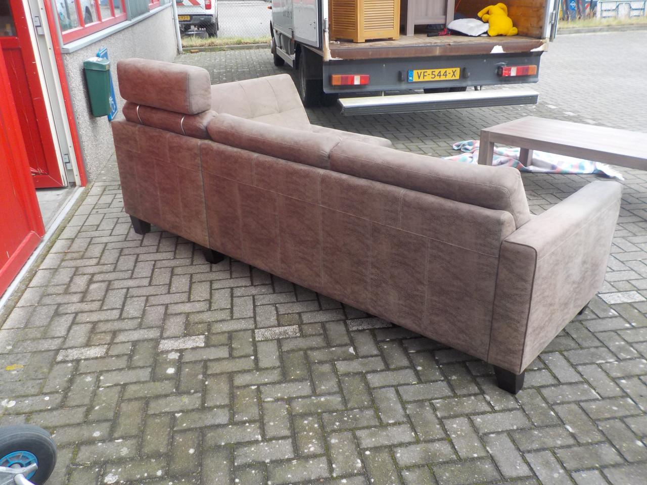 Mooie kwaliteit suede hoekbank in goede staat  260 x 160 cm diep 85 cm