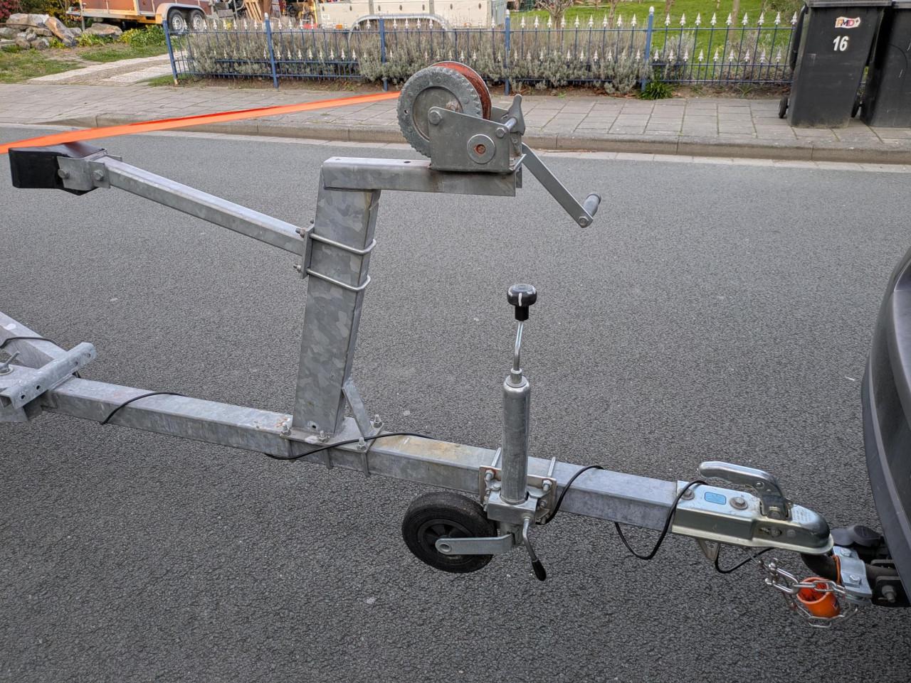 Kanteltrailer (Pega 600/300) met nieuwe onderdelen (o.a. Knott-as)