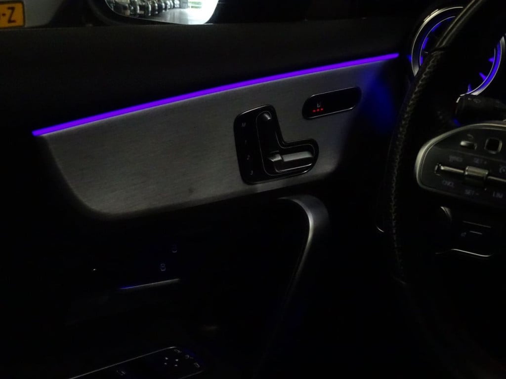 Mercedes-Benz A-Klasse 180 business solution amg | pano | led | el trekhaak