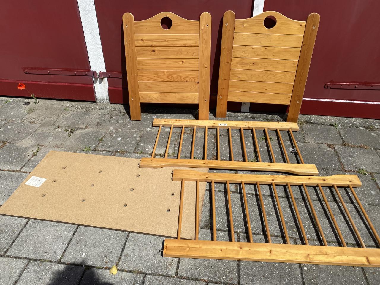 Ledikant hout in hoogte verstelbaar met uitneembare spijlen