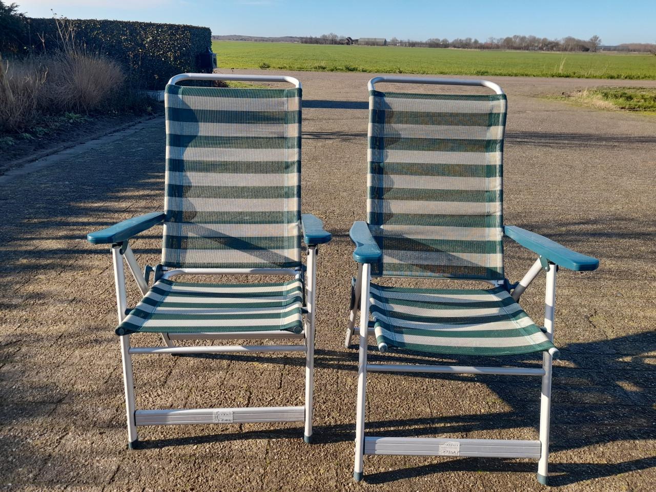 2 verstelbare tuinstoelen