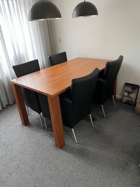 Eettafel met stoelen