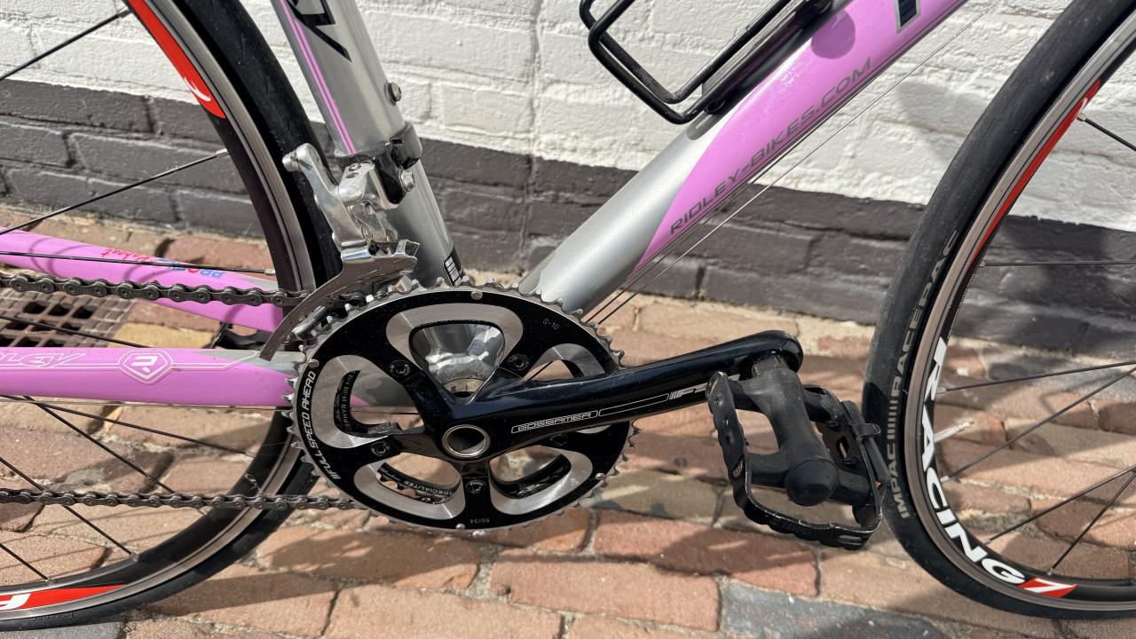 Roze ‘vintage’ dames race fiets