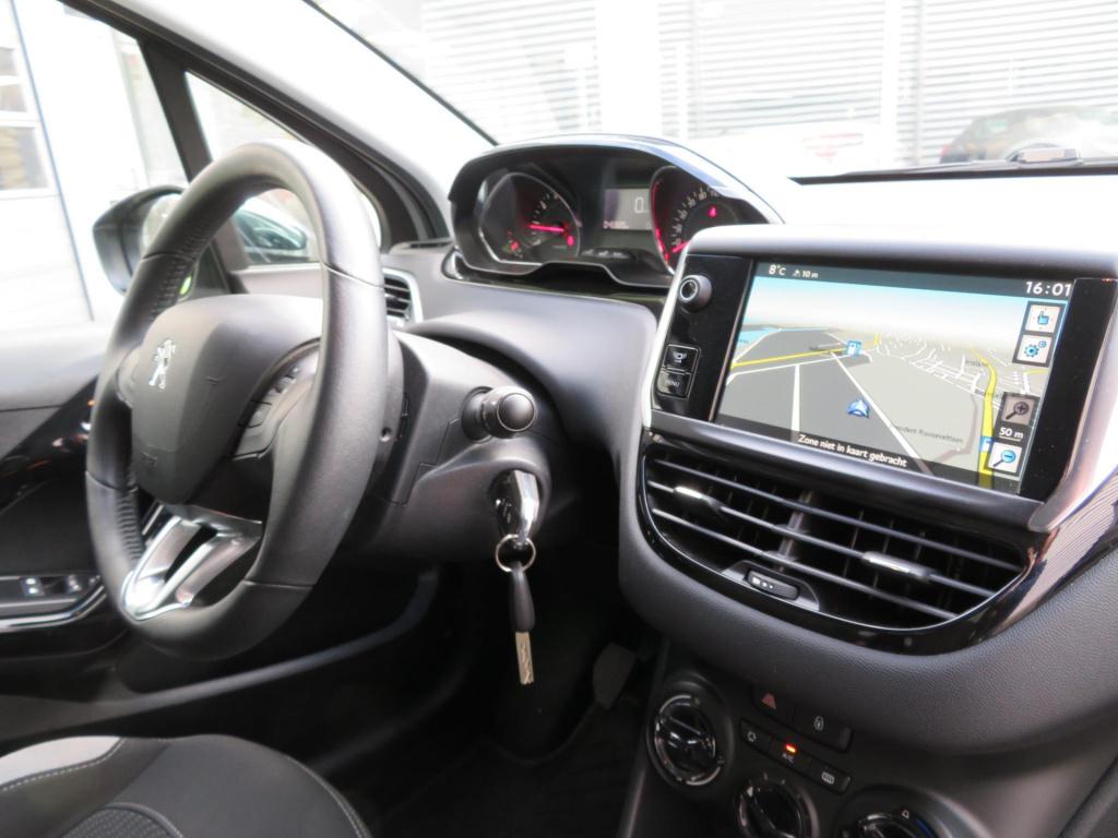 Peugeot 208 1.2 vti 82 style 5-drs airco/lmv/trekhaak