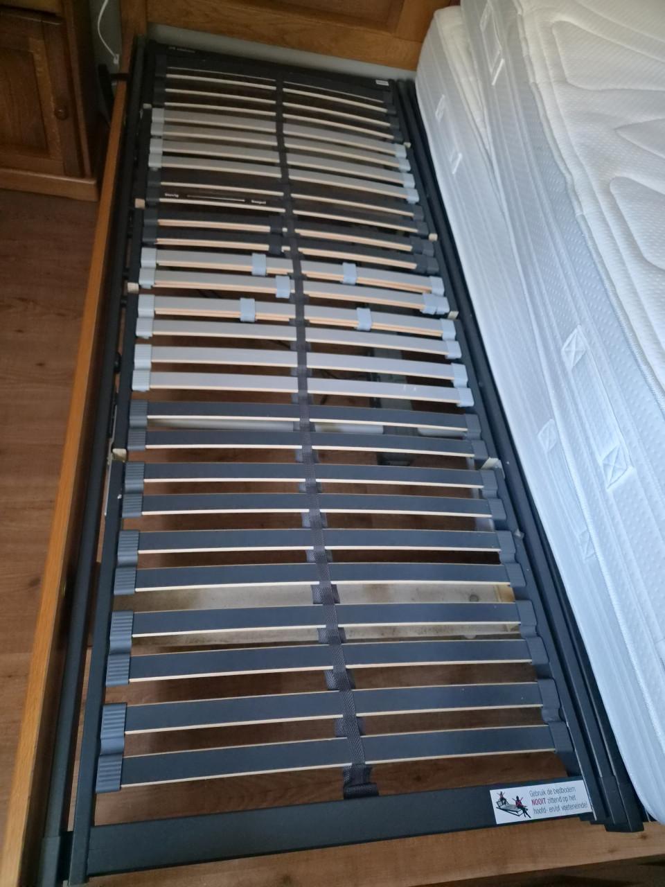 2 elektrische lattenbodem en 2 mooi matrassen