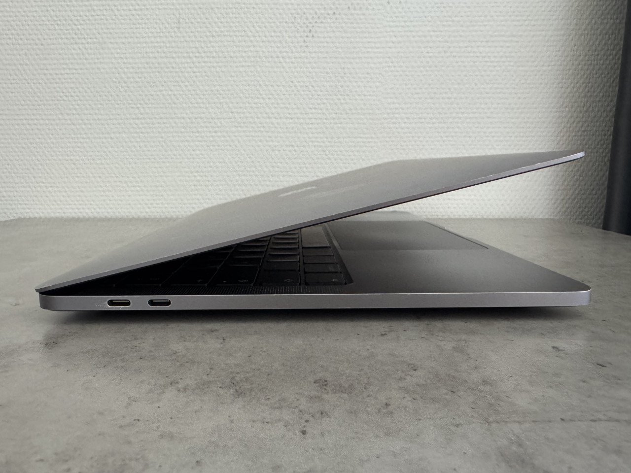 Apple Macbook Pro 13" 2020 Touch Bar - Intel i5 - 16GB/256GB