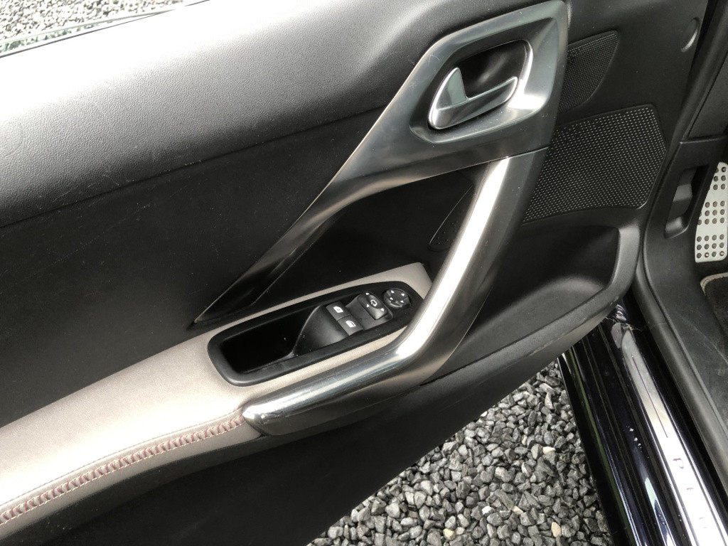 Peugeot 208 1.6 vti 120pk panoramdak 3-drs