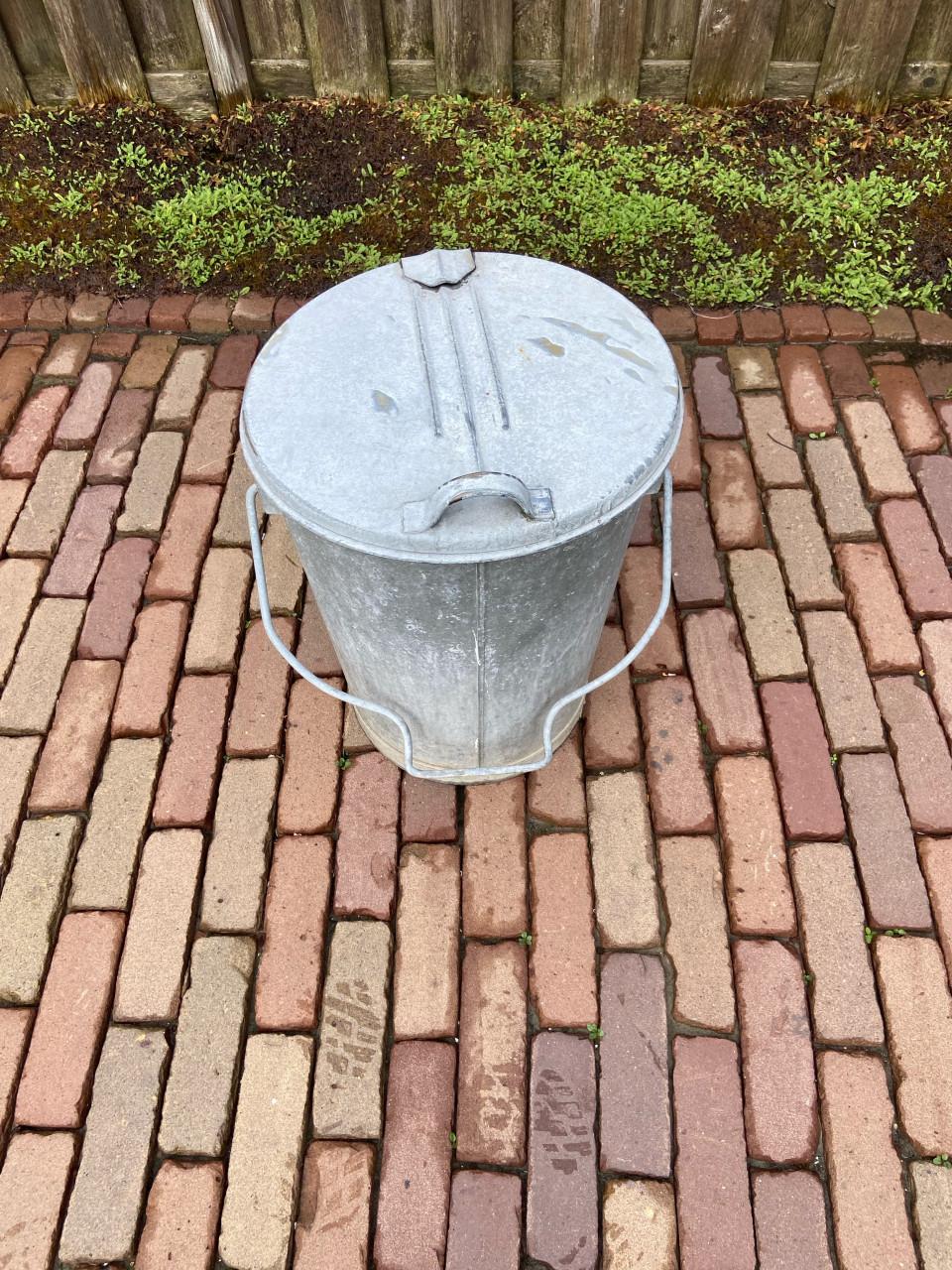 Vintage gegalvaniseerde metalen emmer met deksel