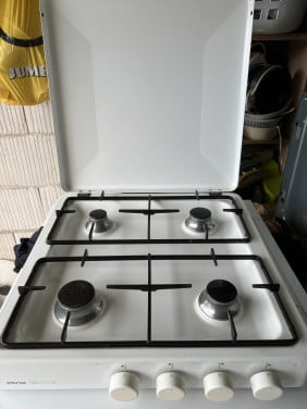 Zo goed als nieuwe gaskookplaat met afdekplaat en gasslang