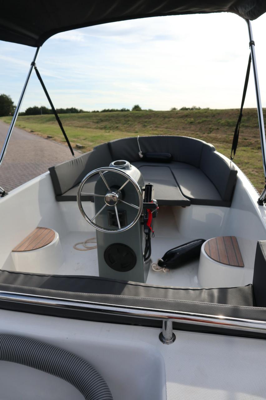 Nette boot met Mercury 20 pk buitenboordmotor en Marlin trailer