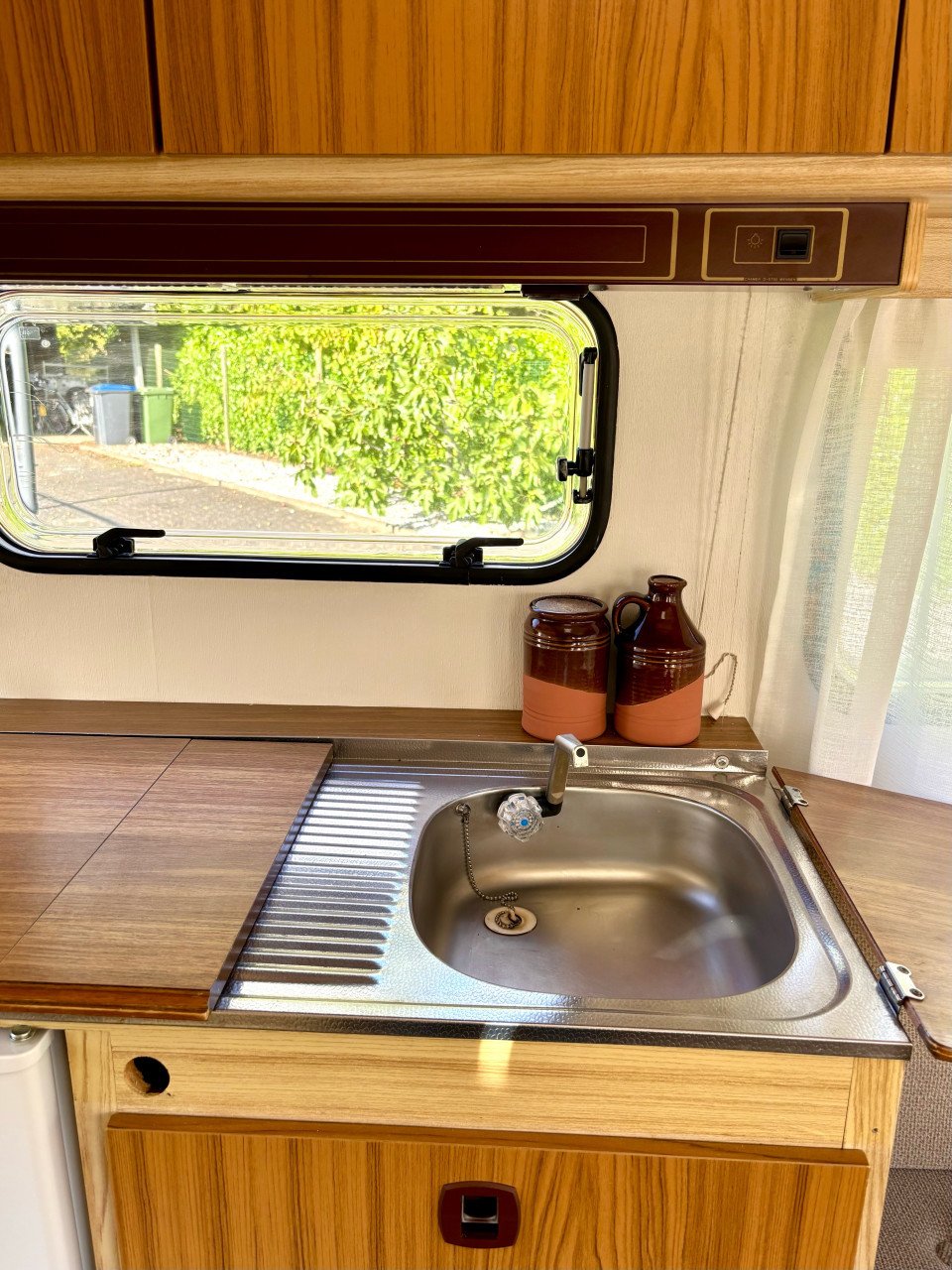 Zeer mooie kleine caravan Chateau LaCar 3.30 met voortent en fietsenrek