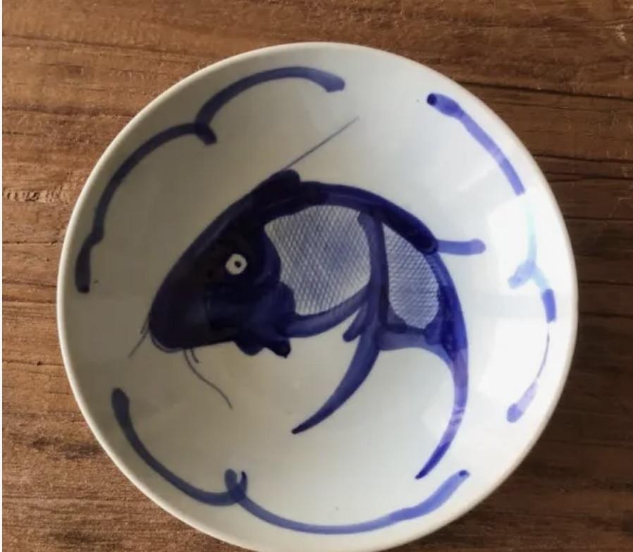 Oude schaaltjes met koi karpers