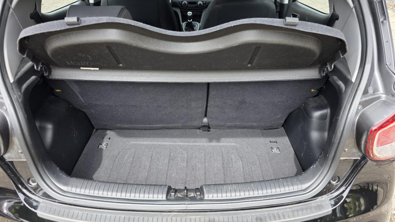 Hyundai I10 2019 met 69300 km Zwart met rode spiegels en sierstrippen.